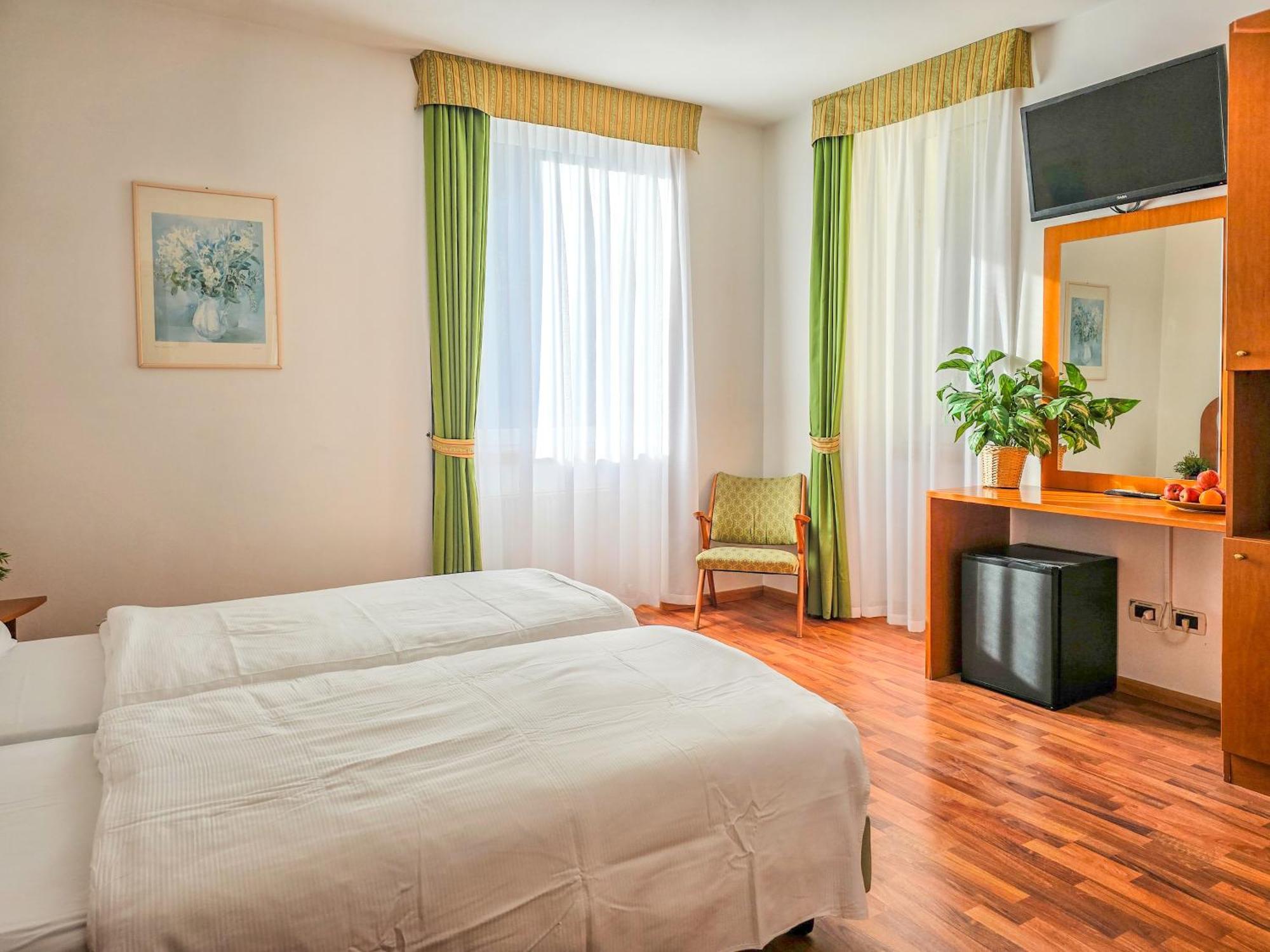 Aparthotel Englovacanze Riva del Garda Kültér fotó