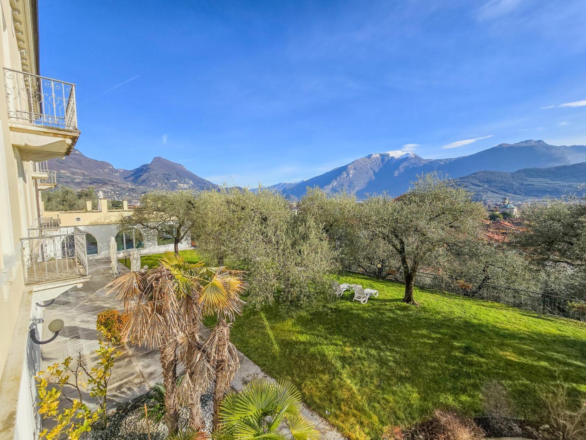 Aparthotel Englovacanze Riva del Garda Kültér fotó