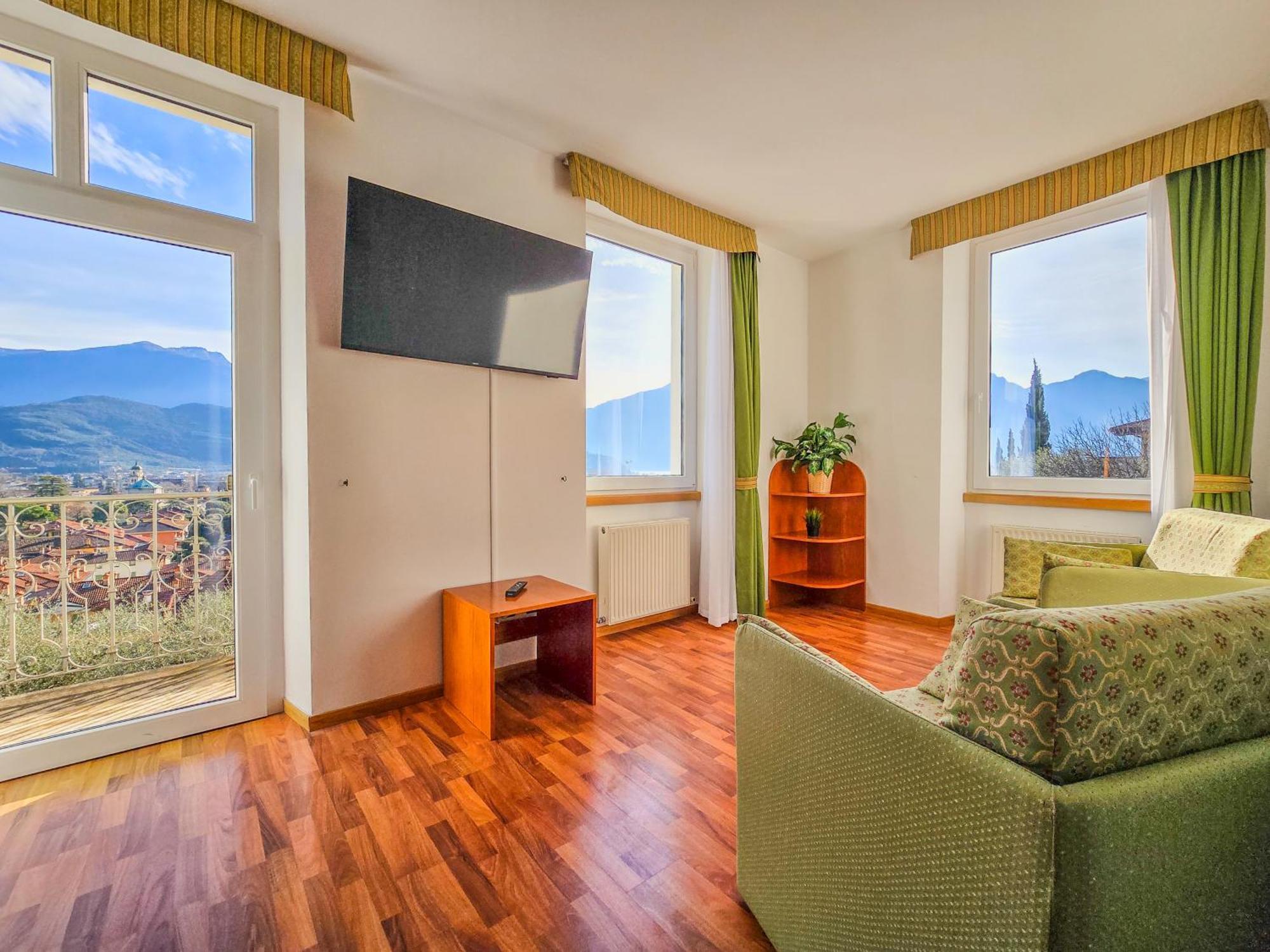 Aparthotel Englovacanze Riva del Garda Kültér fotó