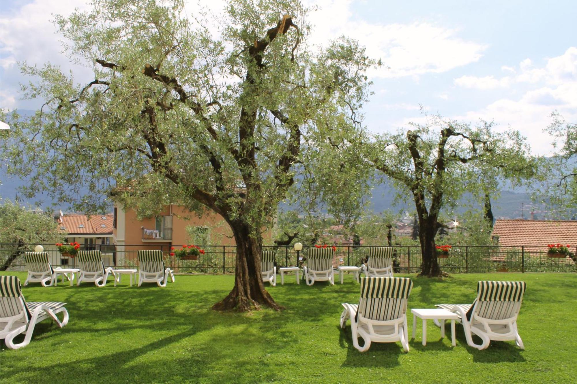 Aparthotel Englovacanze Riva del Garda Kültér fotó